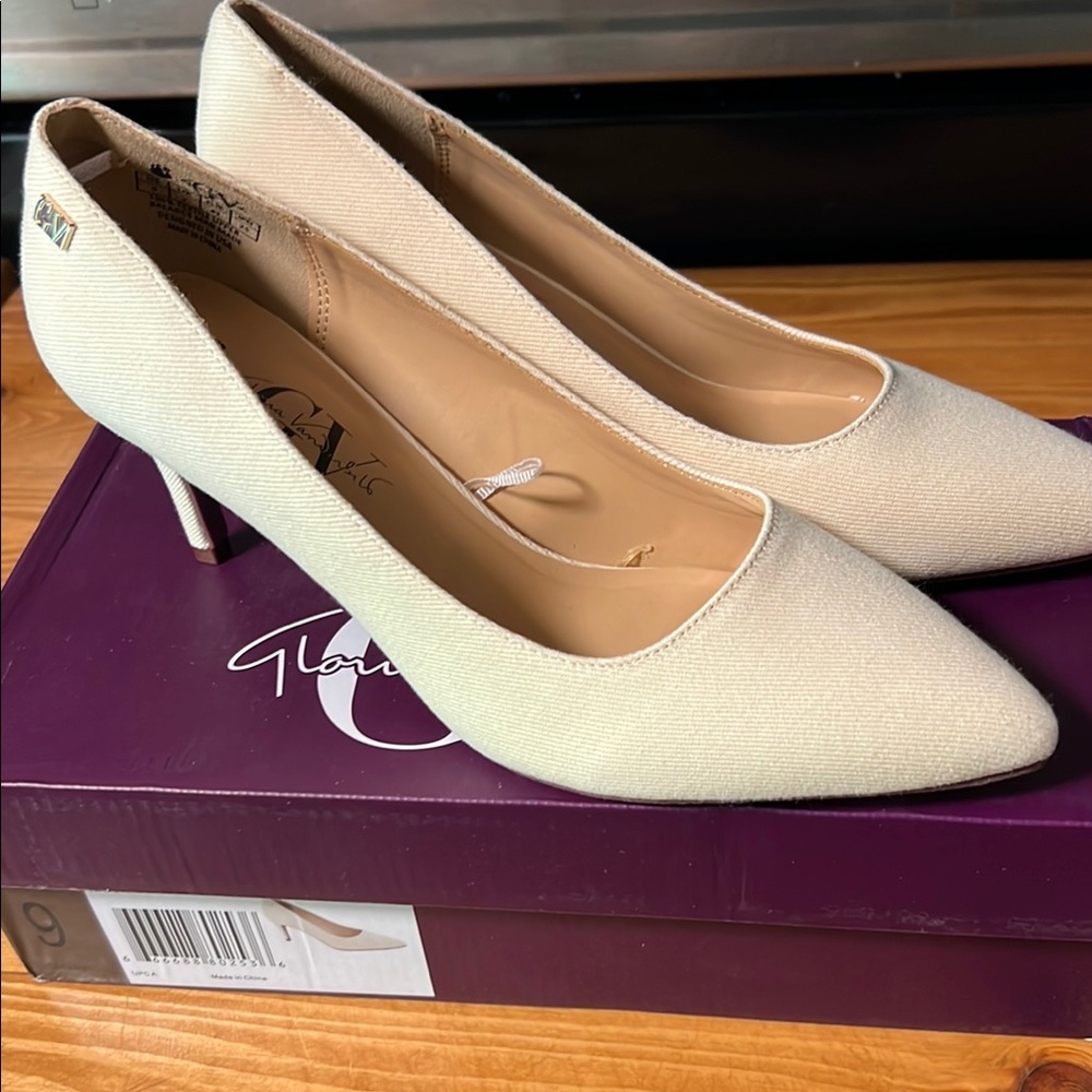 Gloria Vanderbilt Cream Kitten Heel Pumps 9